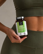 Bote de D-Tox de Natnatura en la mano, a la altura de la cintura