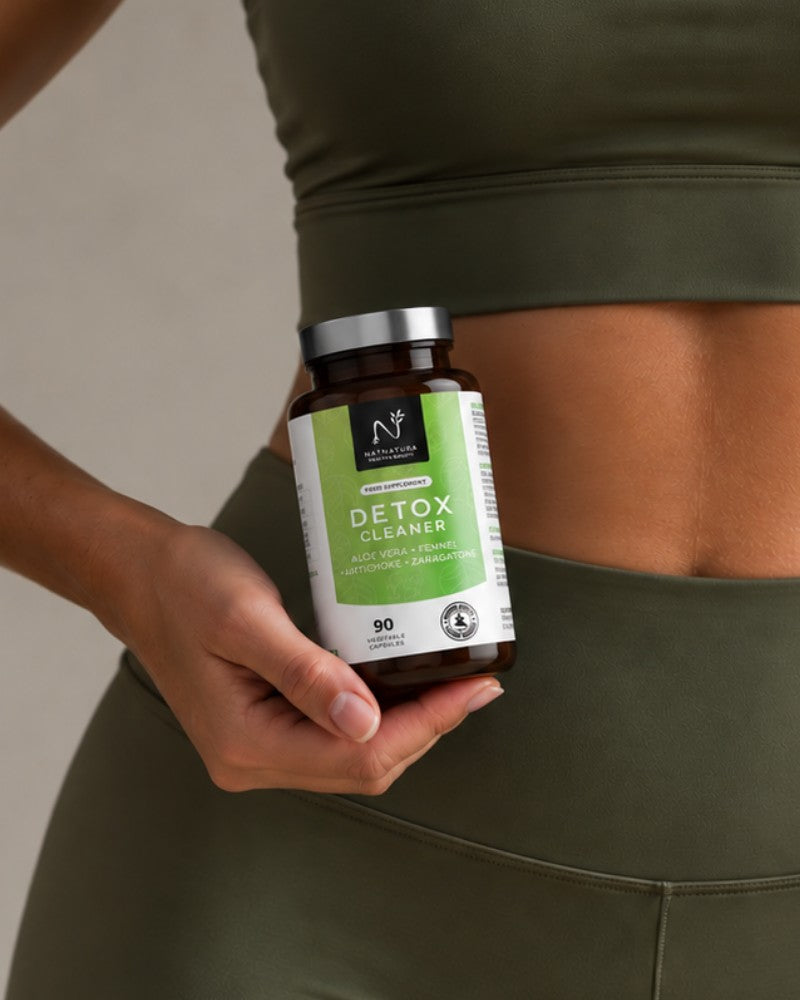 Frasco de D-Tox da Natnatura na mão, à altura da cintura
