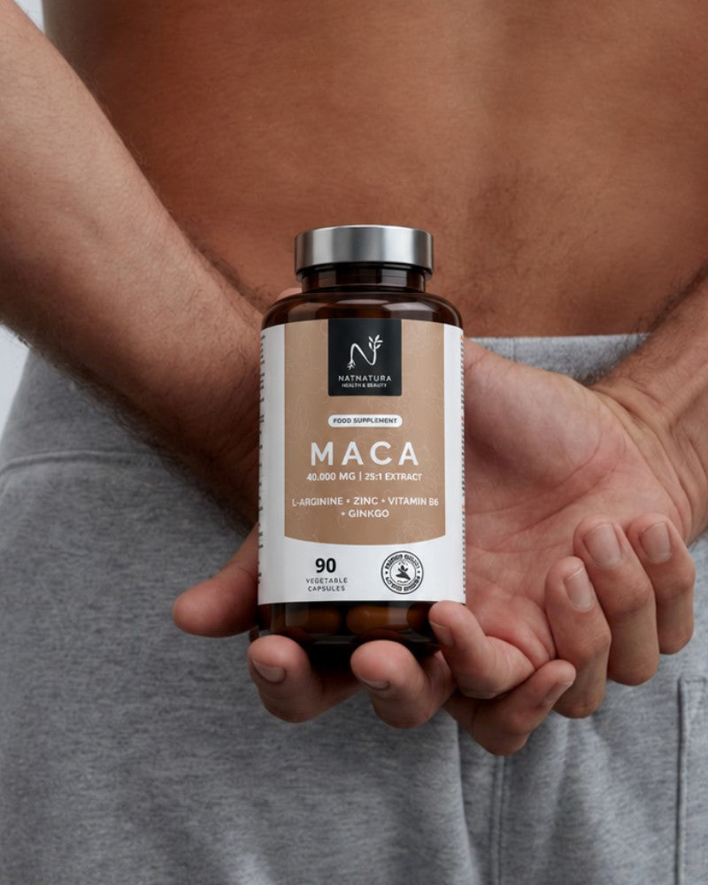 Frasco de Maca da Natnatura segurado atrás das costas
