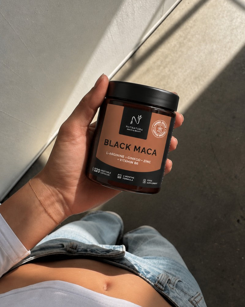 Bote de Maca negra de Natnatura en la mano