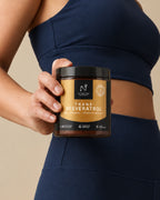 Bote de Trans-Resveratrol de Natnatura en la mano de una mujer con ropa deportiva