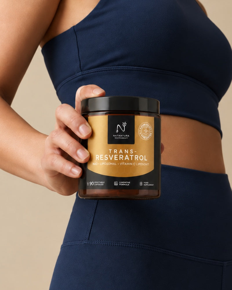Frasco de Trans-Resveratrol da Natnatura na mão de uma mulher com roupa desportiva